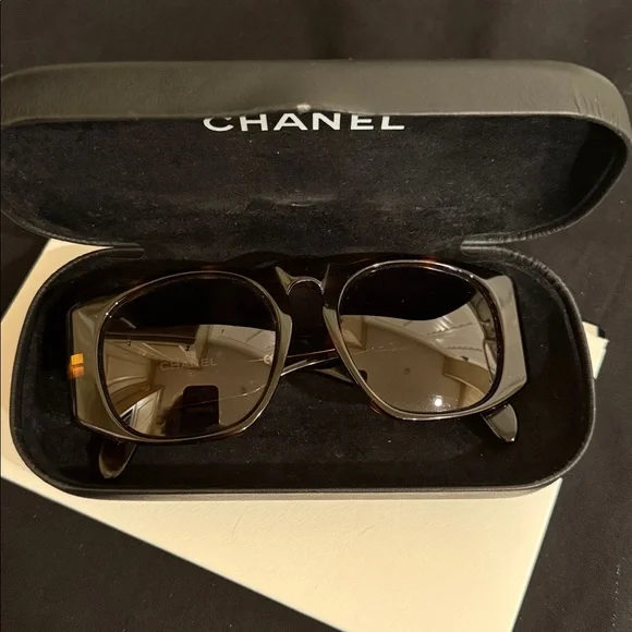 CHANEL Tortoise Shell Sunglasses - Picture 6 of 7